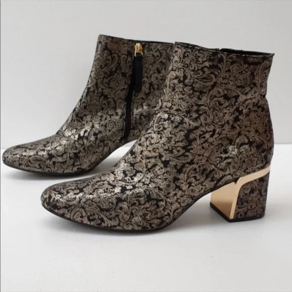 DKNY Corrie Black Gold Brocade Damask Boots 8 Beautiful in Person Never Worn - Picture 3 of 3